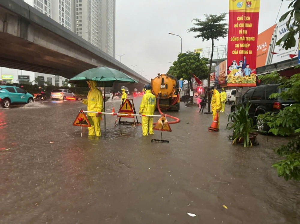 Công nhân thoát nước Hà Nội căng mình khơi thông ngập úng