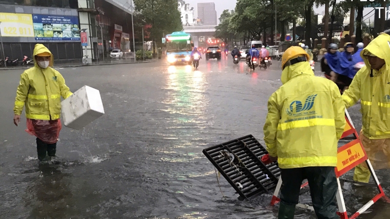 Công nhân thoát nước Hà Nội căng mình khơi thông ngập úng