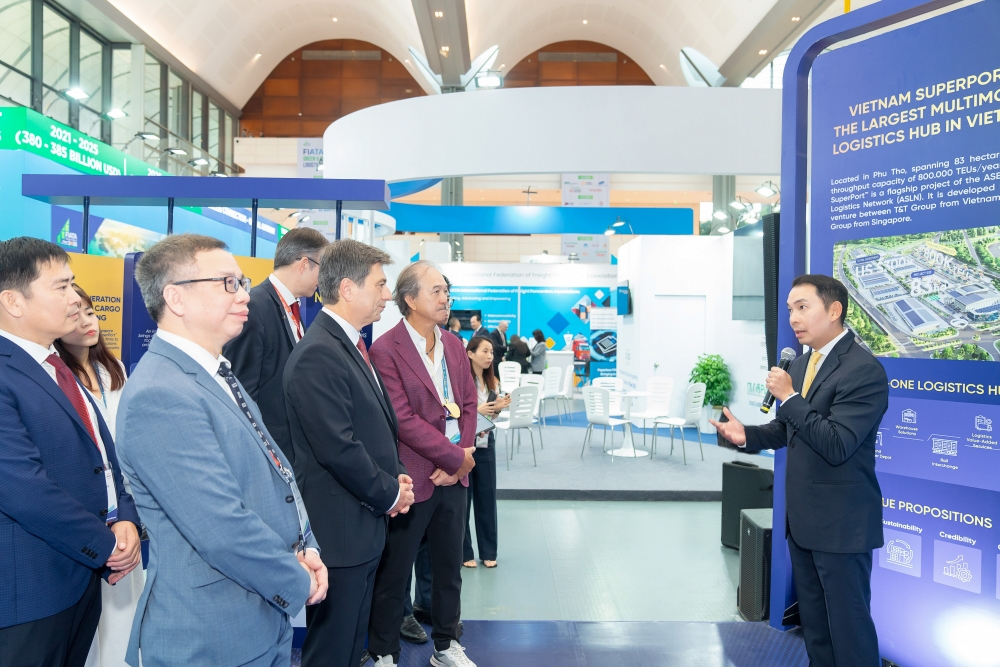 Tiến sĩ Yap Kwong Weng, CEO Việt Nam SuperPort™ giới thiệu về Kho hàng không kéo dài tại sự kiện.