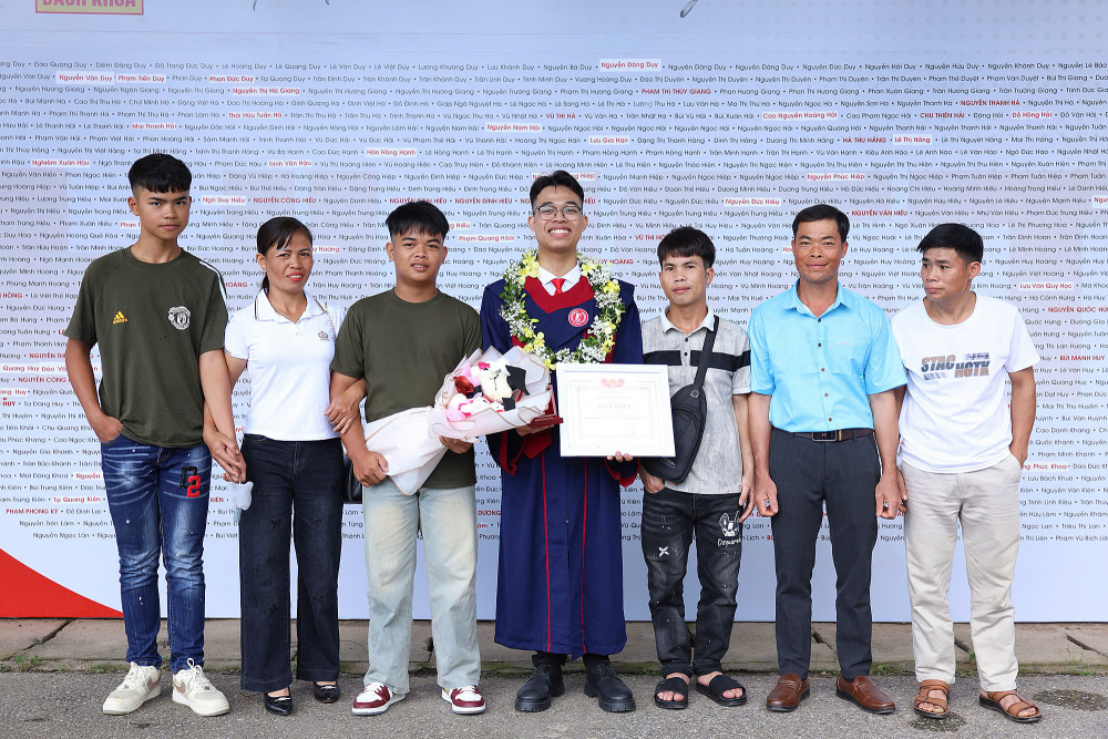 Nam sinh dân tộc Sản Chỉ xuất sắc tốt nghiệp thủ khoa đầu ra Đại học Bách khoa Hà Nội