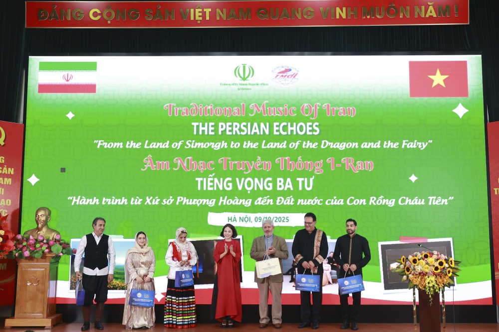 Cầu nối văn hóa từ xứ sở Phượng Hoàng đến đất nước con Rồng cháu Tiên