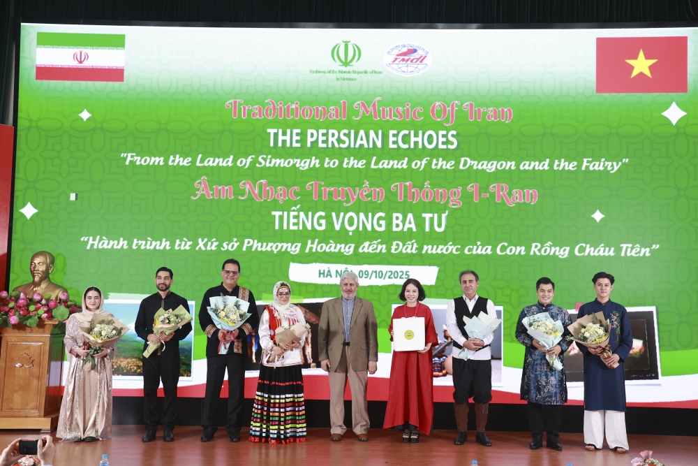 Cầu nối văn hóa từ xứ sở Phượng Hoàng đến đất nước con Rồng cháu Tiên