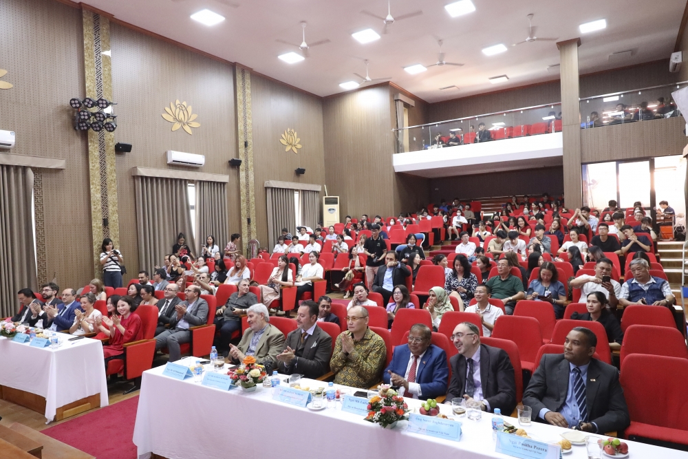 Cầu nối văn hóa từ xứ sở Phượng Hoàng đến đất nước con Rồng cháu Tiên