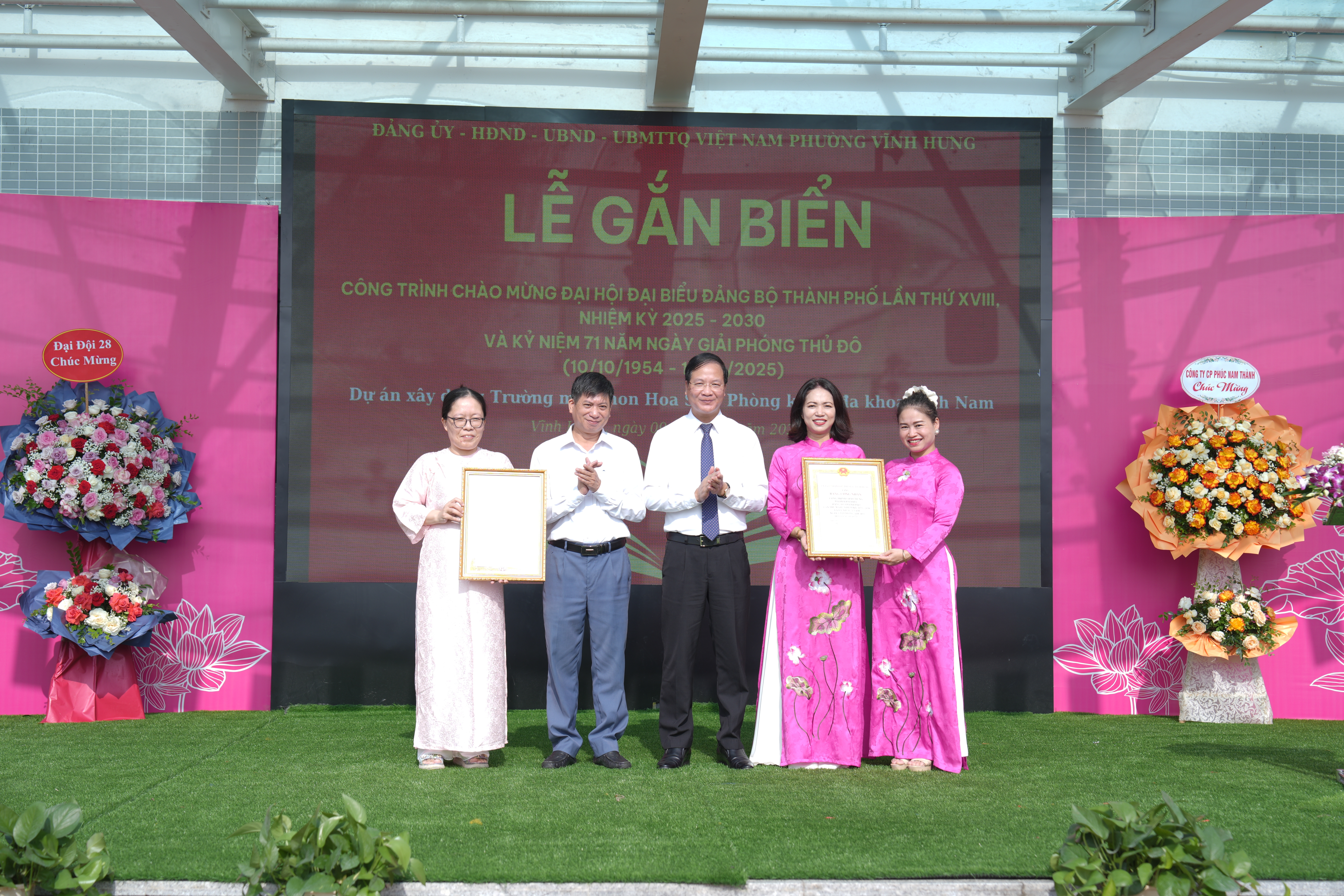 Phường Vĩnh Hưng gắn biển 2 công trình chào mừng Đại hội Đảng bộ TP Hà Nội