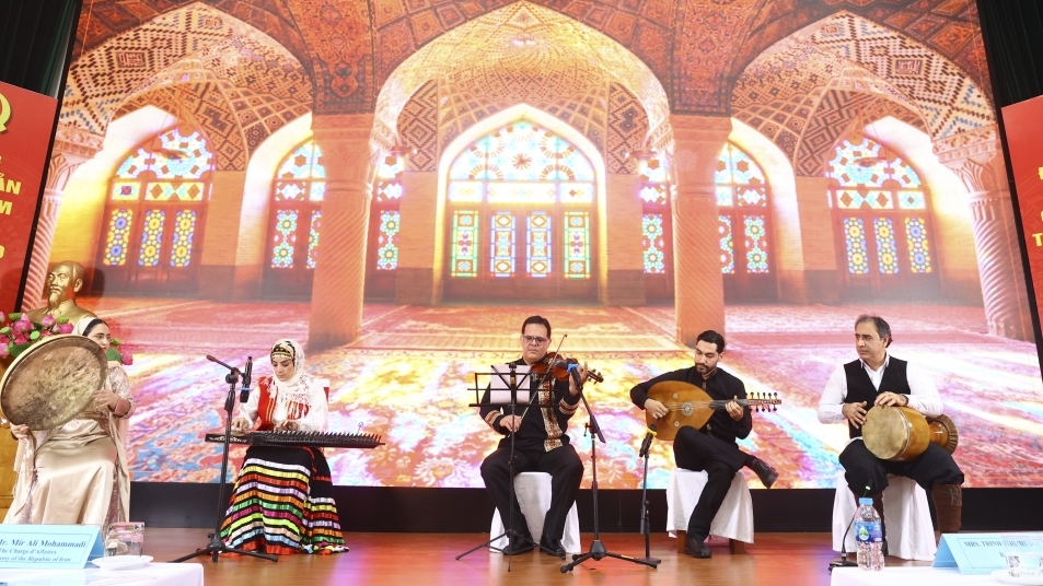 Cầu nối văn hóa từ xứ sở Phượng Hoàng đến đất nước con Rồng cháu Tiên