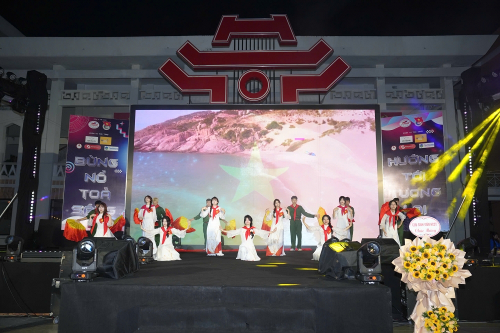 Bùng nổ đêm nhạc hội chào tân học sinh, sinh viên năm 2025 của HCCT