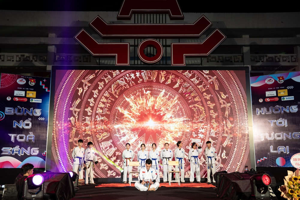Bùng nổ đêm nhạc hội chào tân học sinh, sinh viên năm 2025 của HCCT
