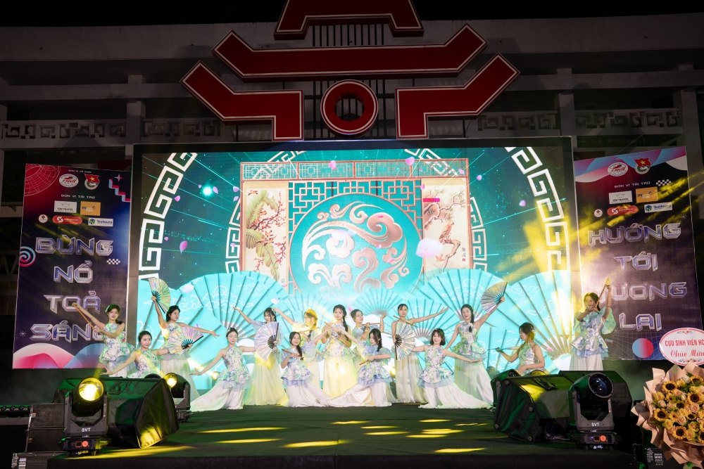Bùng nổ đêm nhạc hội chào tân học sinh, sinh viên năm 2025 của HCCT