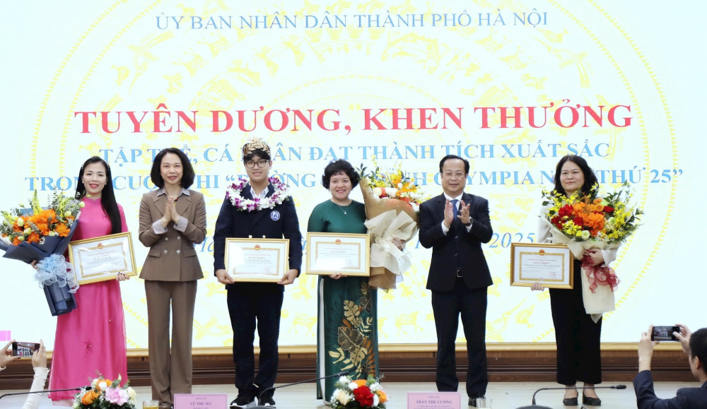 Hà Nội tuyên dương nhà vô địch Đường lên đỉnh Olympia năm thứ 25 Hà Nội tuyên dương nhà vô địch Đường lên đỉnh Olympia năm thứ 25
