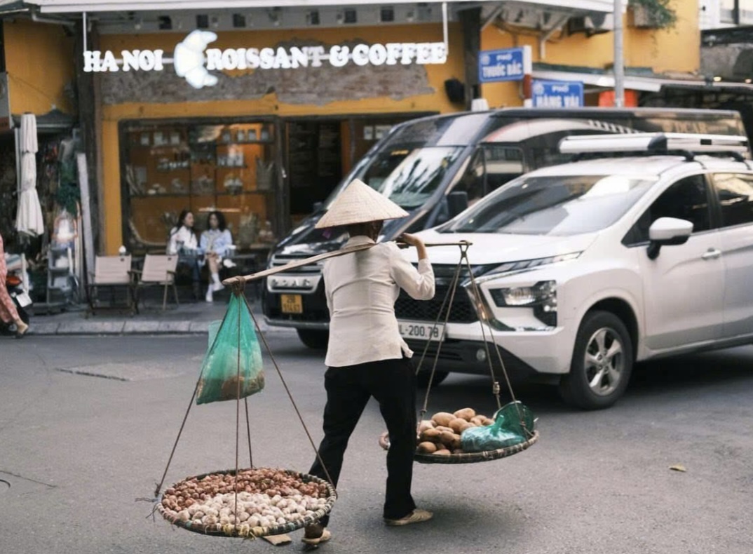 Gánh nặng mưu sinh: Những câu chuyện đời thường trên đường phố Hà Nội