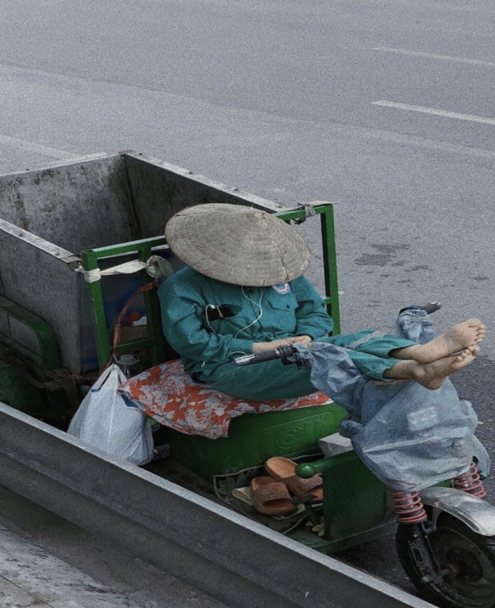 Cô Lan tranh thủ ngả lưng trước khi về nhà làm công việc khác