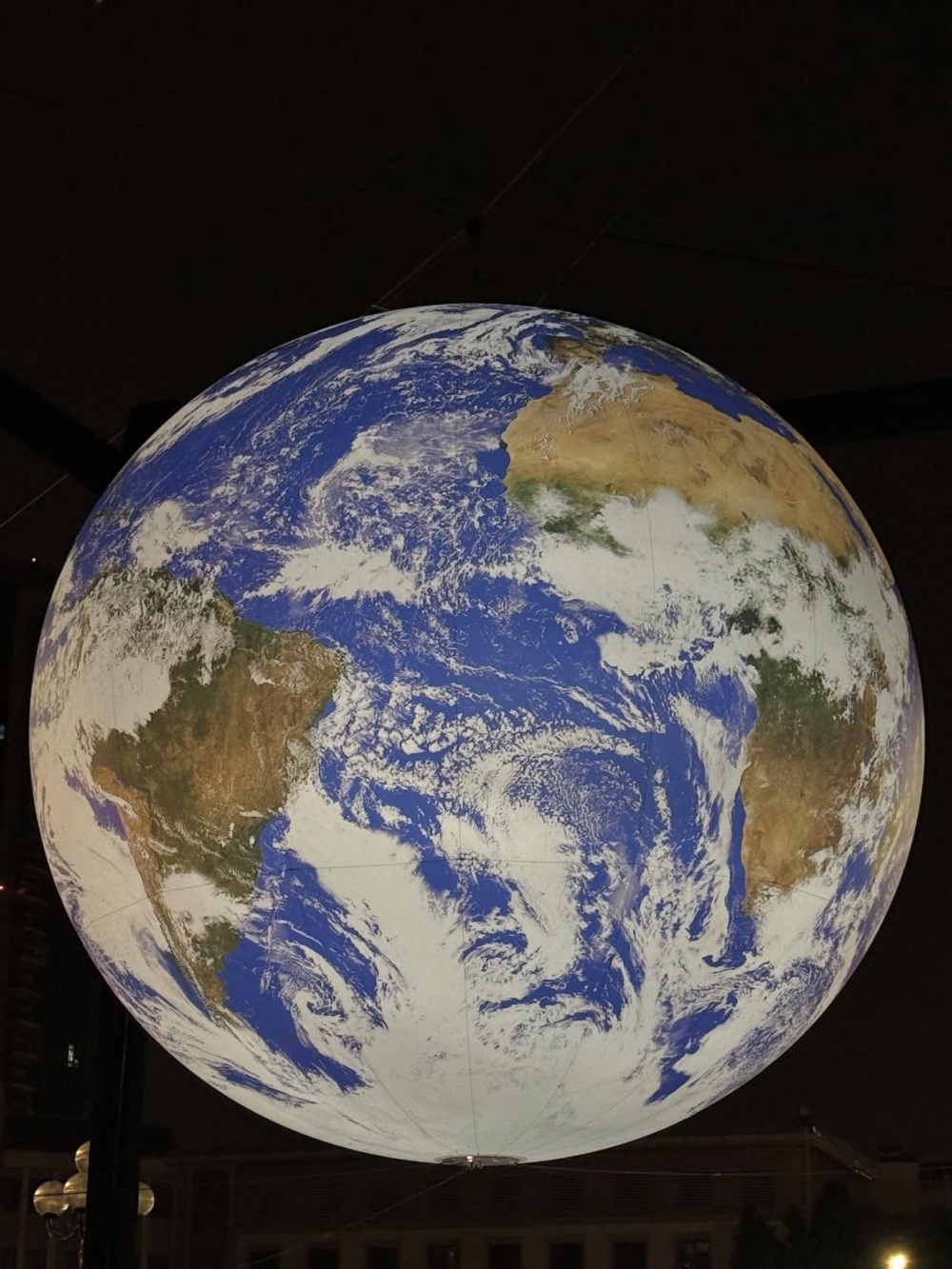 Quả địa cầu khổng lồ 7m khiến Hồ Tây bừng sáng như vũ trụ thu nhỏ