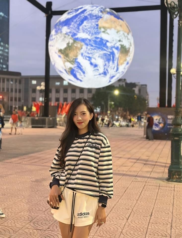 Quả địa cầu khổng lồ 7m khiến Hồ Tây bừng sáng như vũ trụ thu nhỏ