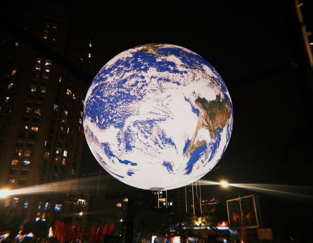 Quả địa cầu khổng lồ 7m khiến Hồ Tây bừng sáng như vũ trụ thu nhỏ