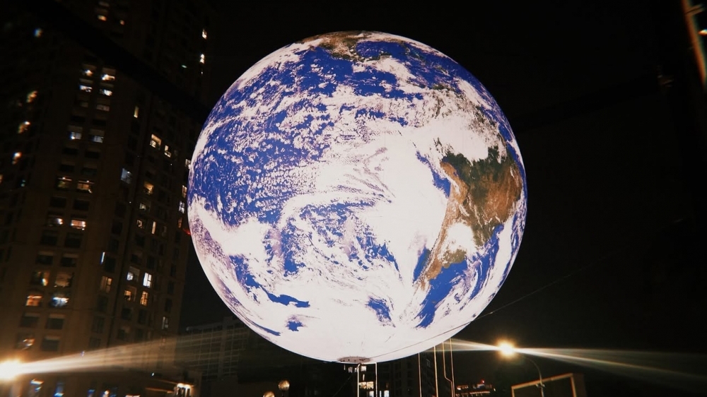 Mô hình quả địa cầu khổng lồ khiến hồ Tây bừng sáng như vũ trụ thu nhỏ