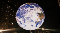 Mô hình quả địa cầu khổng lồ khiến hồ Tây bừng sáng như vũ trụ thu nhỏ