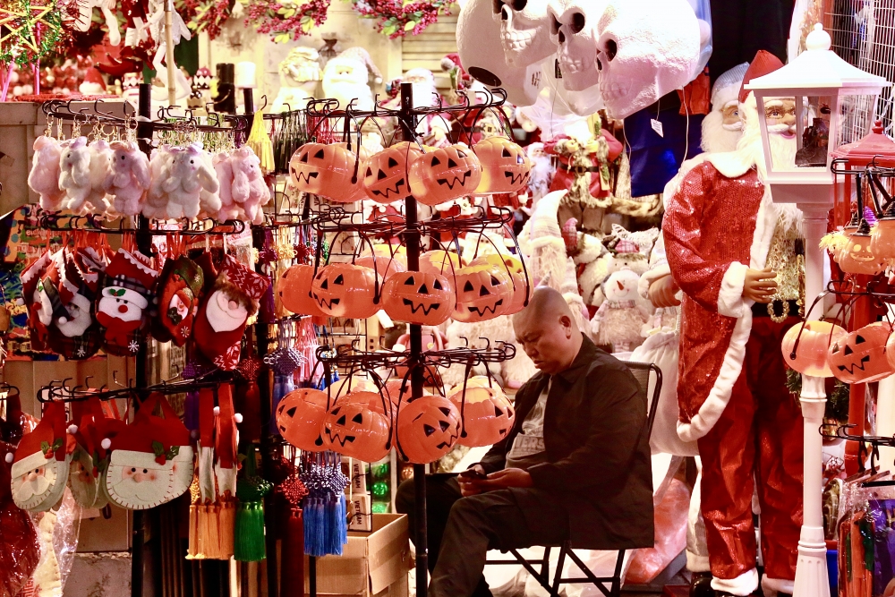 Phố Hàng Mã lộng lẫy và ma mị trong ánh đèn Halloween