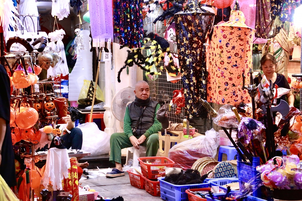 Phố Hàng Mã lộng lẫy và ma mị trong ánh đèn Halloween