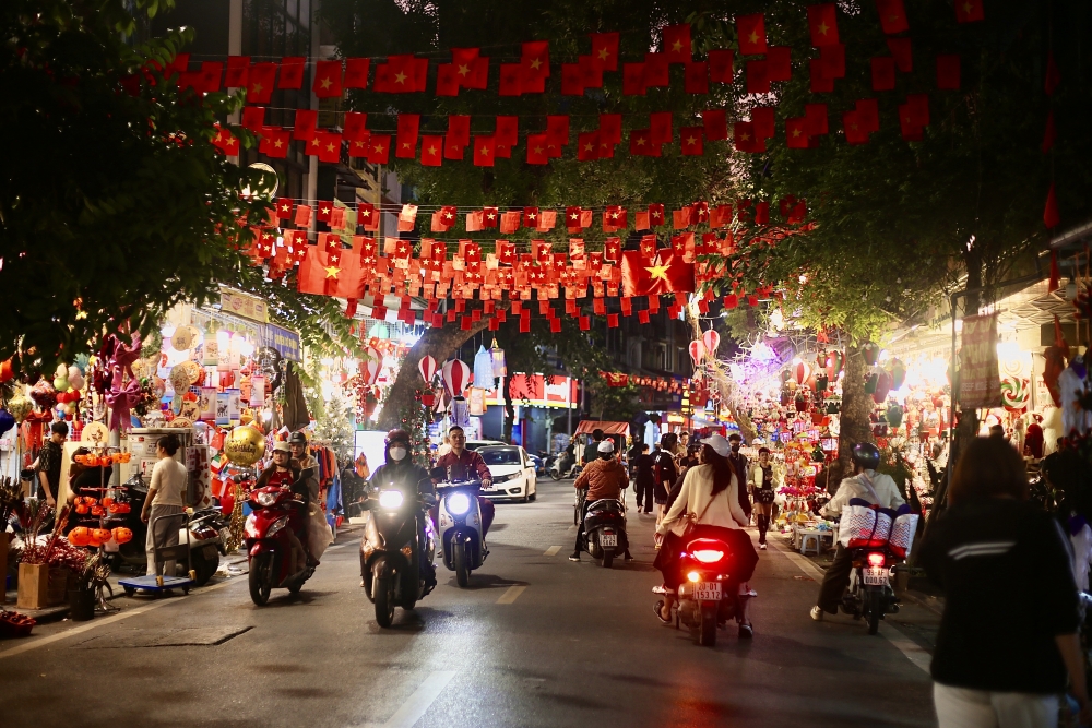 Phố Hàng Mã lộng lẫy và ma mị trong ánh đèn Halloween