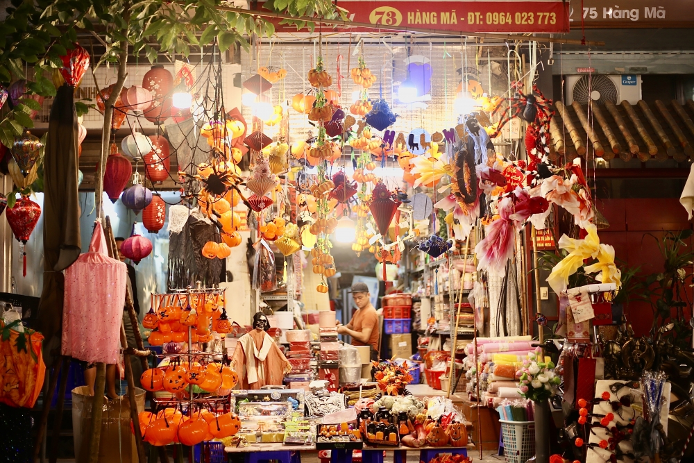 Phố Hàng Mã lộng lẫy và ma mị trong ánh đèn Halloween