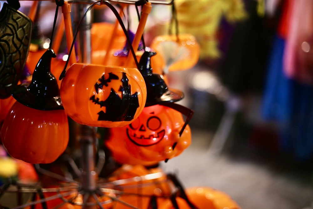 Phố Hàng Mã lộng lẫy và ma mị trong ánh đèn Halloween