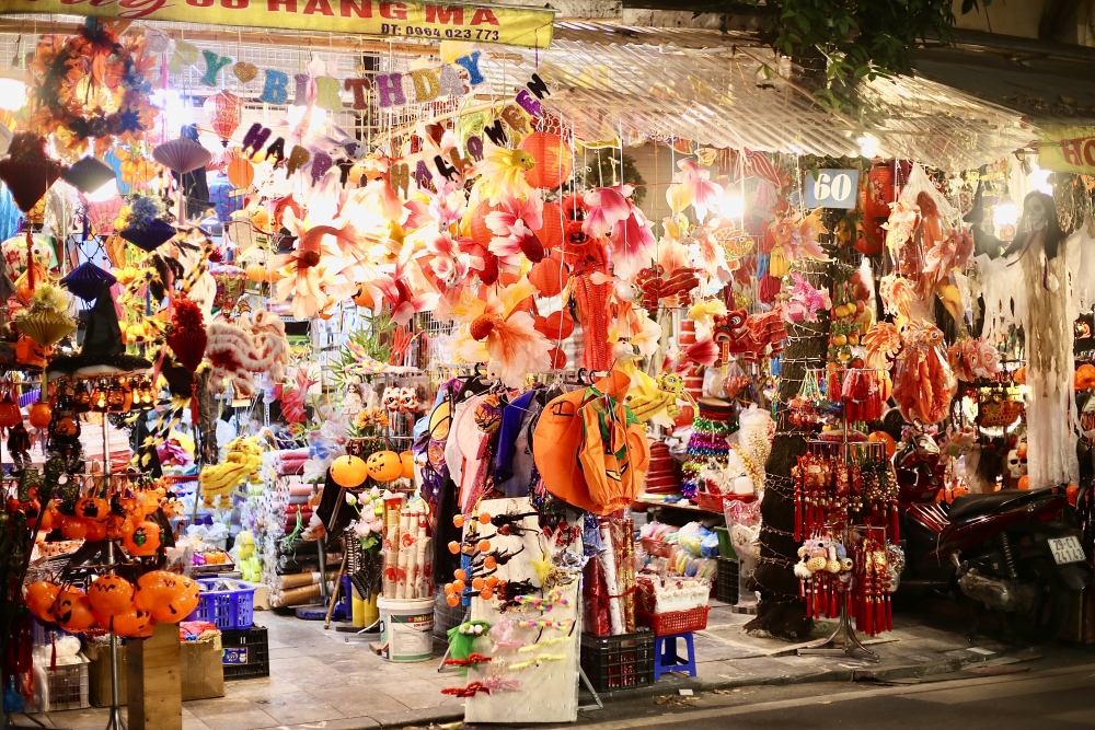 Phố Hàng Mã lộng lẫy và ma mị trong ánh đèn Halloween