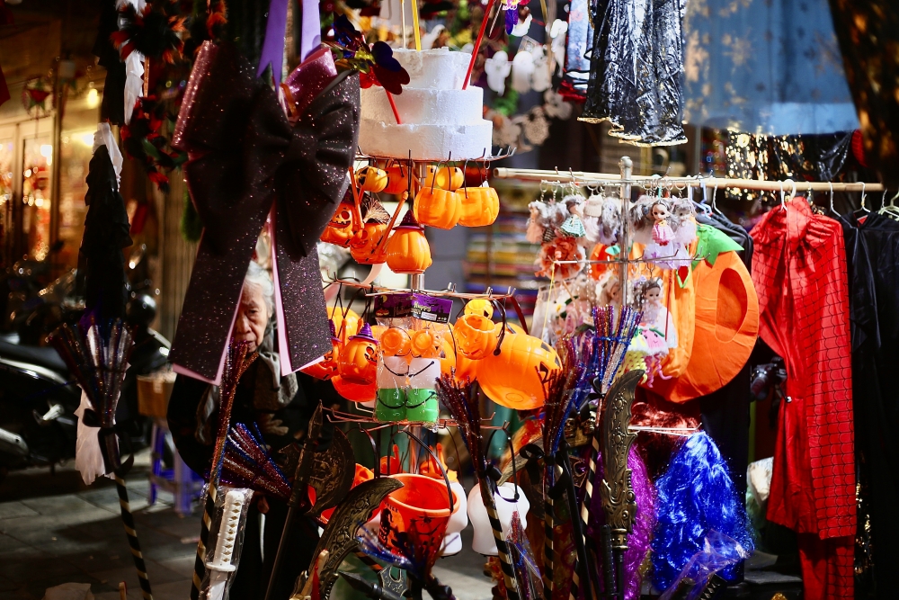 Phố Hàng Mã lộng lẫy và ma mị trong ánh đèn Halloween