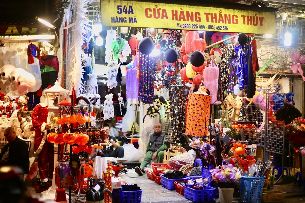 Một cửa hàng ngập tràn các mặt hàng trang trí từ trên xuống dưới, với đa dạng kiểu dáng, màu sắc và chất liệu, phục vụ mọi nhu cầu cho mùa lễ hội. 