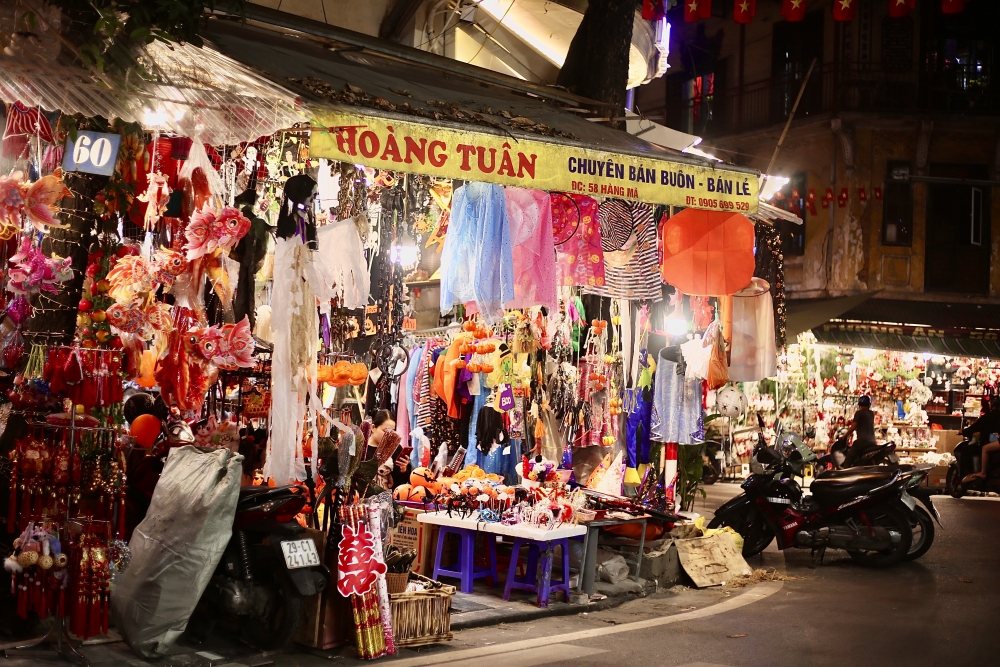 Các loại đồ chơi, trang phục Halloween có màu sắc đa dạng, kiểu dáng và giá dao động từ vài chục cho đến vài trăm nghìn đồng.