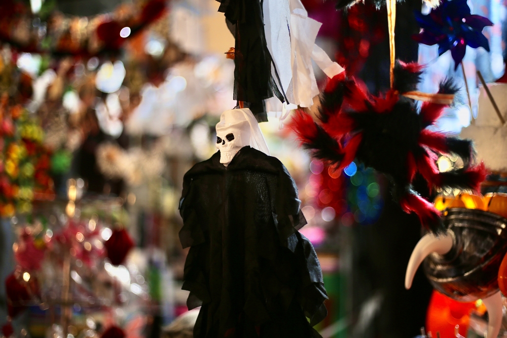  Các hình nhân kinh dị được hóa trang, treo lơ lửng tạo cảm giác rùng rợn và sống động.