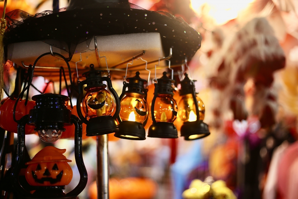 Hàng nghìn chiếc đèn lồng bí ngô nhựa được thắp sáng, ánh sáng lung linh từ bên trong hắt ra những nụ cười ma quái, trở thành biểu tượng trung tâm thu hút mọi ánh nhìn vào buổi tối.
