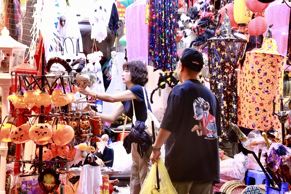 Phố Hàng Mã lộng lẫy và ma mị trong ánh đèn Halloween