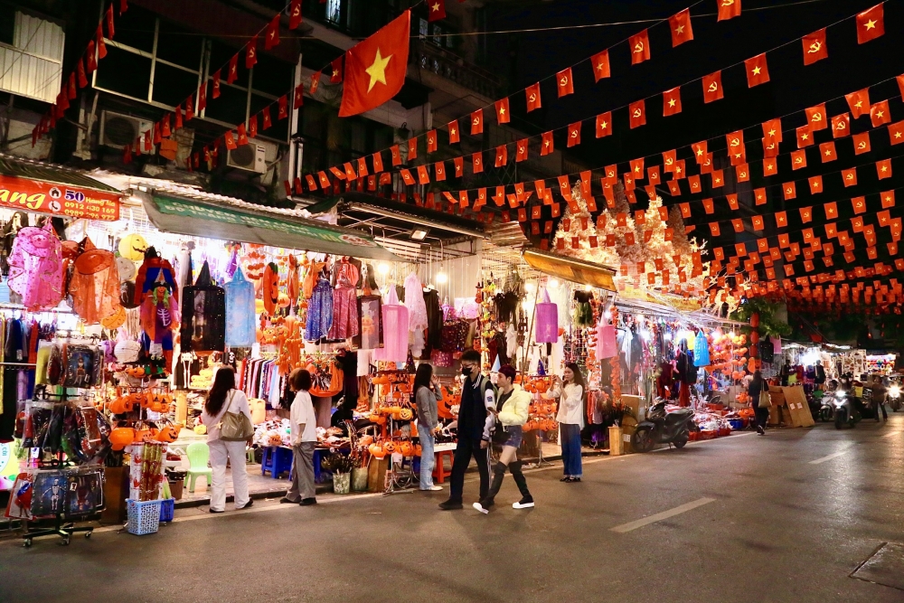 Ban ngày Hàng Mã rực rỡ sắc màu, nhưng chỉ đến khi tối muộn, không khí Halloween tại đây mới thực sự bùng nổ.