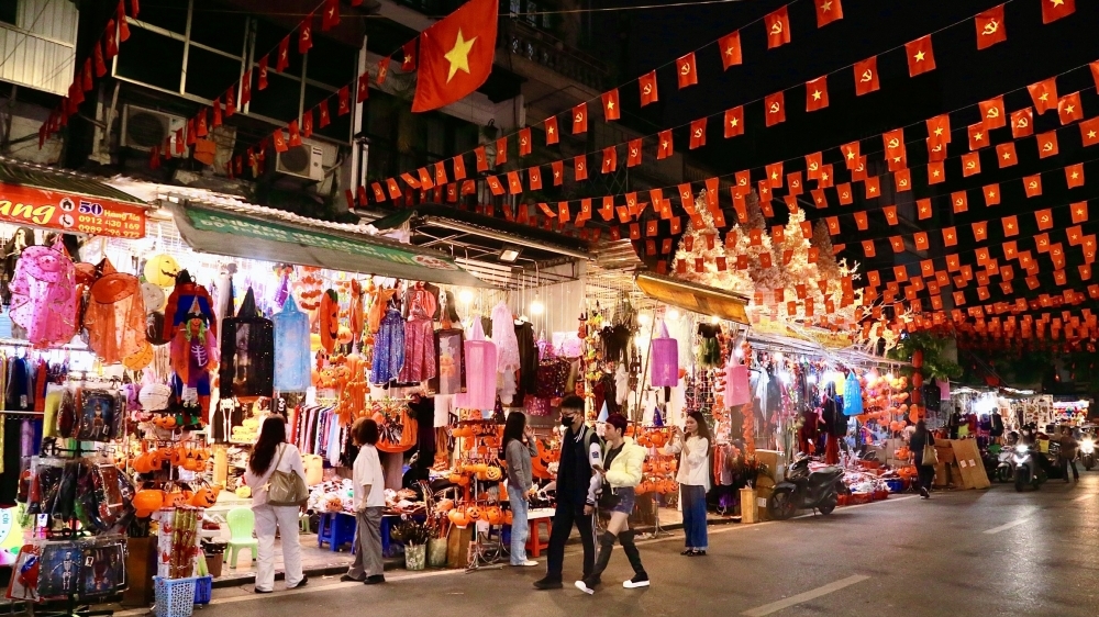Phố Hàng Mã lộng lẫy và ma mị trong ánh đèn Halloween