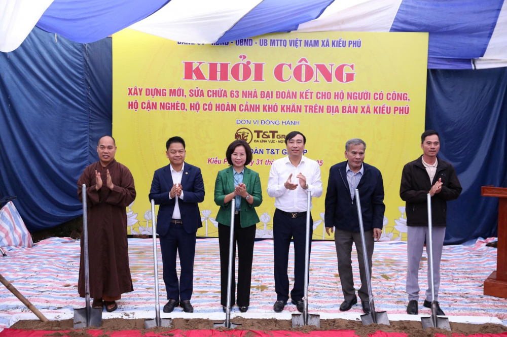 Các đại biểu thực hiện nghi thức khởi công Các đại biểu thực hiện nghi thức khởi công