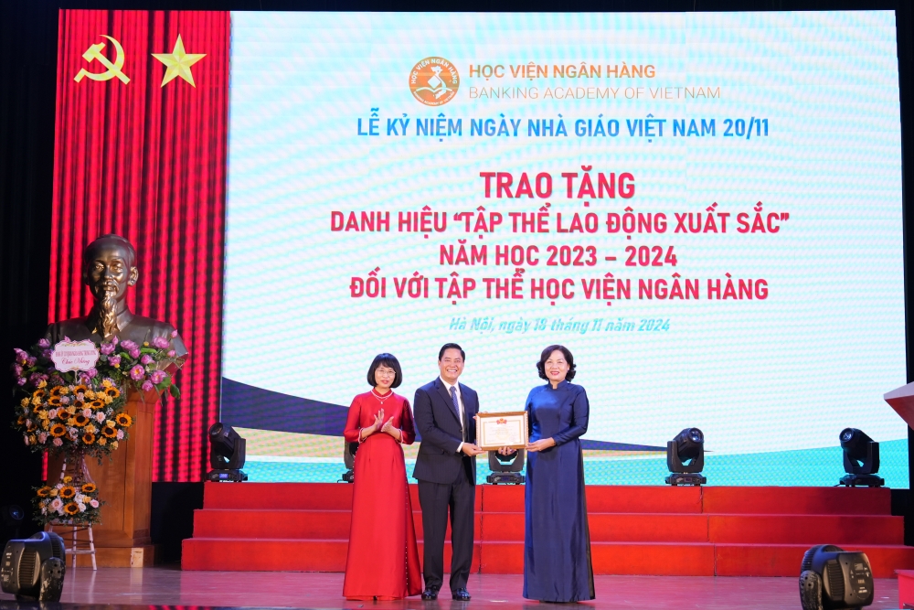 Học viện Ngân hàng đón nhận bằng khen của Thủ tướng Chính phủ