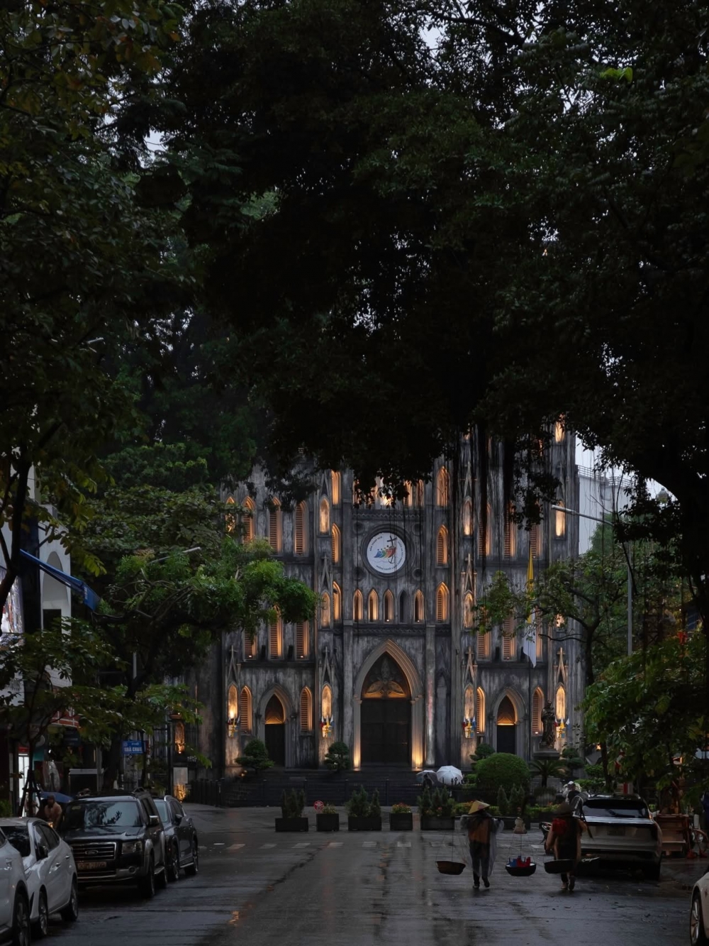 Giữa mưa phùn và gió lạnh, bước chân người lao động vẫn đều đặn trên phố Nhà thờ, nơi nhịp sống Hà Nội chưa bao giờ ngừng lại.