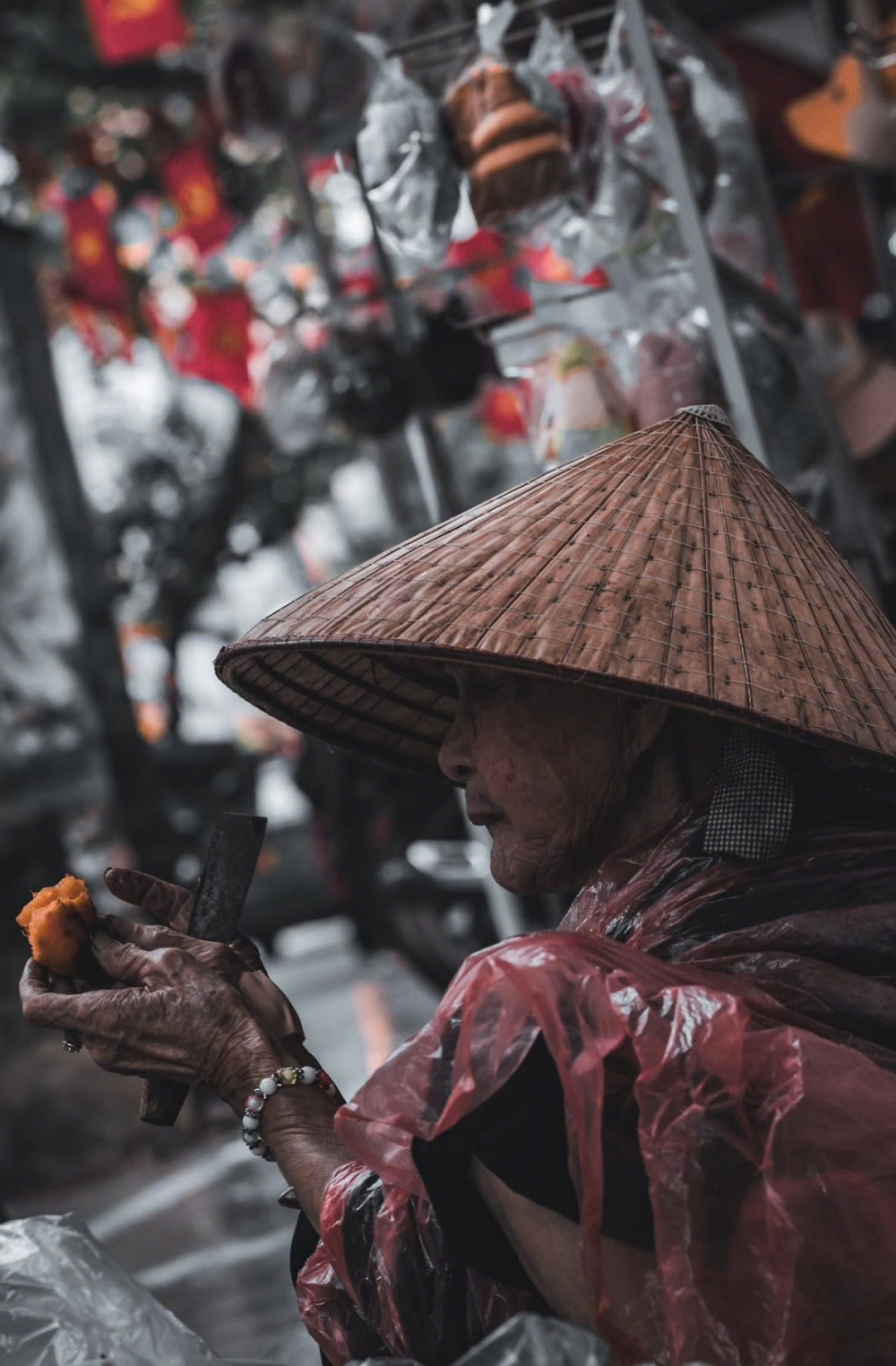 Bàn tay gầy guộc run lên trong gió lạnh, cụ bà ngồi nép bên vỉa hè, ăn vội miếng khoai giữa buổi mưu sinh tảo tần của ngày đông Hà Nội.
