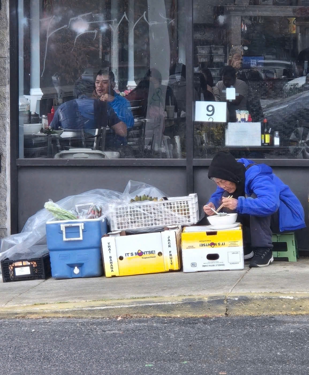 Bữa ăn vội bên vỉa hè, giữa hành trình mưu sinh miệt mài của người lao động lớn tuổi