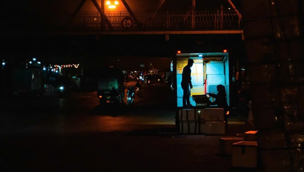 Ánh đèn thùng xe trở thành nơi chiếu sáng cho cuộc mưu sinh lặng lẽ của những người lao động