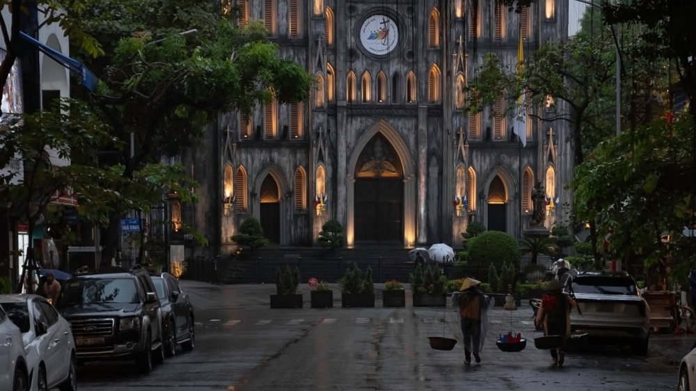 Rét đầu đông không ngăn được nhịp sống mưu sinh tại Hà Nội