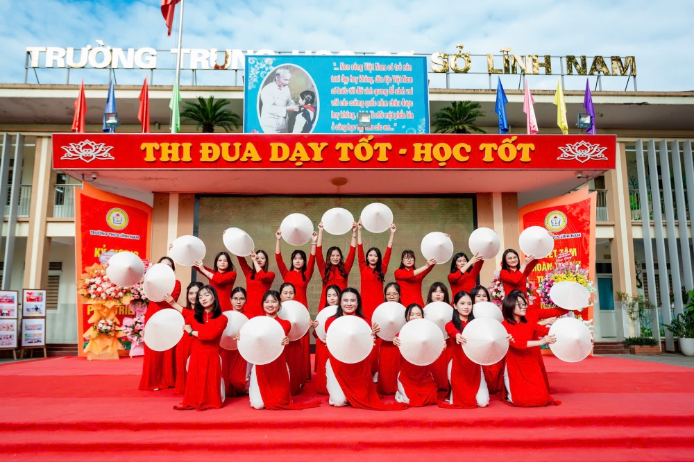 Thầy và trò THCS Lĩnh Nam kỷ niệm 43 năm Ngày Nhà giáo Việt Nam