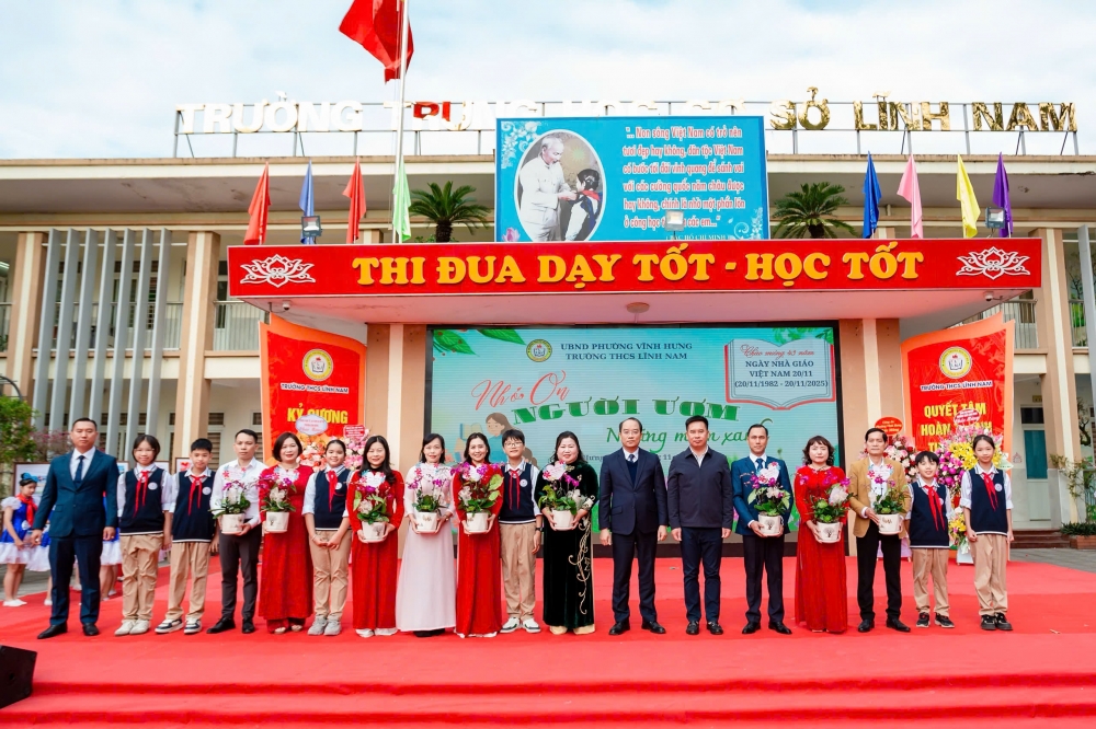 Thầy và trò THCS Lĩnh Nam kỷ niệm 43 năm Ngày Nhà giáo Việt Nam