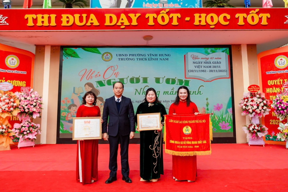 Thầy và trò THCS Lĩnh Nam kỷ niệm 43 năm Ngày Nhà giáo Việt Nam