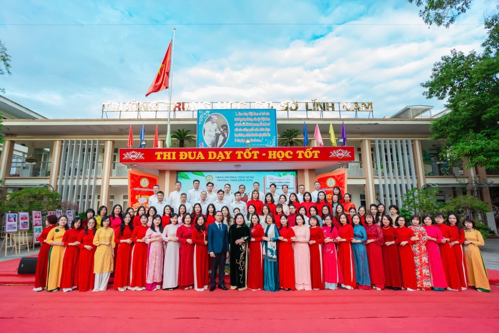 Thầy và trò THCS Lĩnh Nam kỷ niệm 43 năm Ngày Nhà giáo Việt Nam