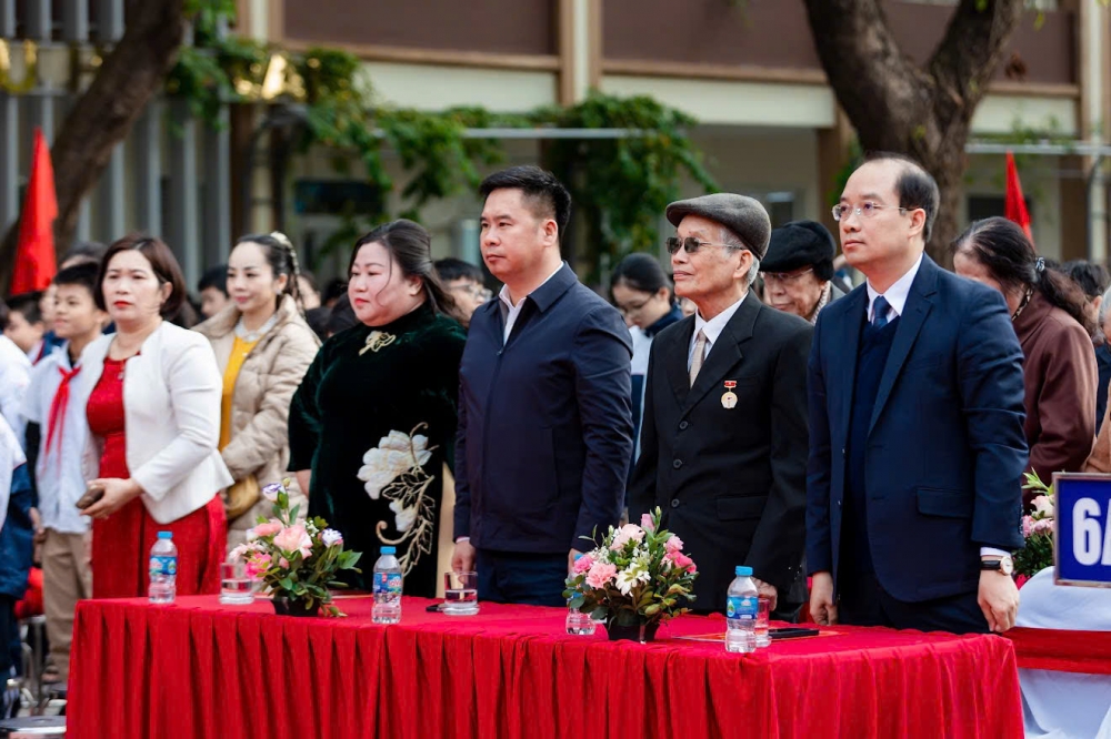 Thầy và trò THCS Lĩnh Nam kỷ niệm 43 năm Ngày Nhà giáo Việt Nam