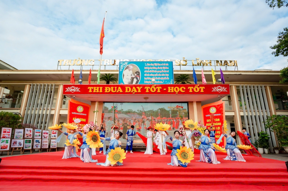 Thầy và trò THCS Lĩnh Nam kỷ niệm 43 năm Ngày Nhà giáo Việt Nam