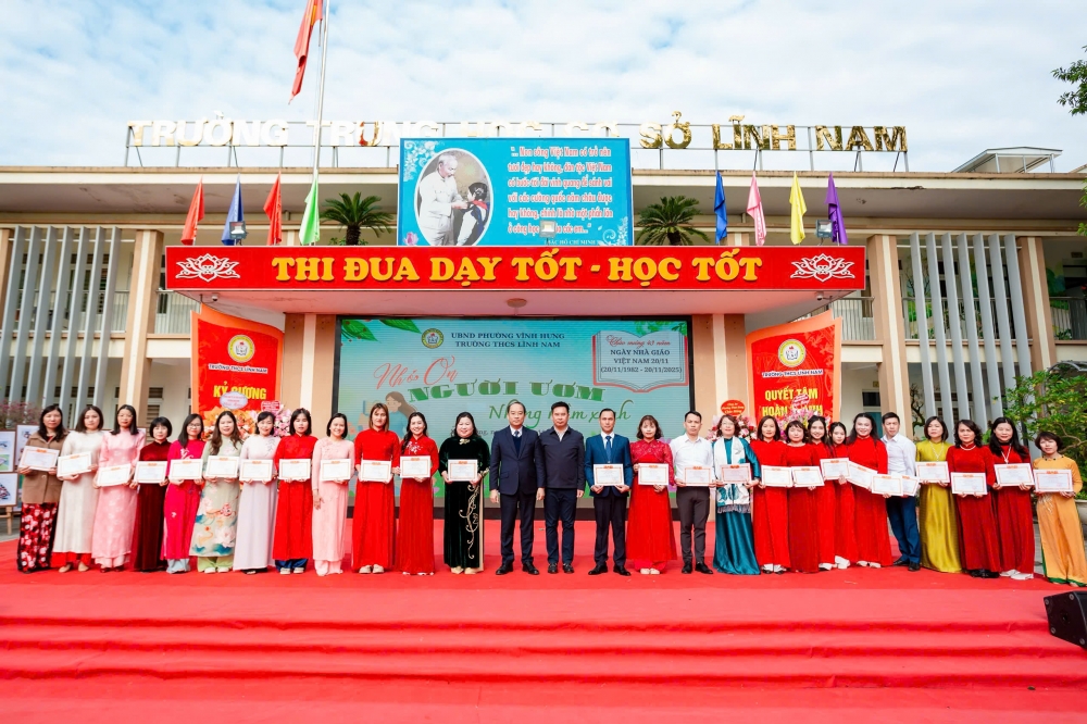 Thầy và trò THCS Lĩnh Nam kỷ niệm 43 năm Ngày Nhà giáo Việt Nam
