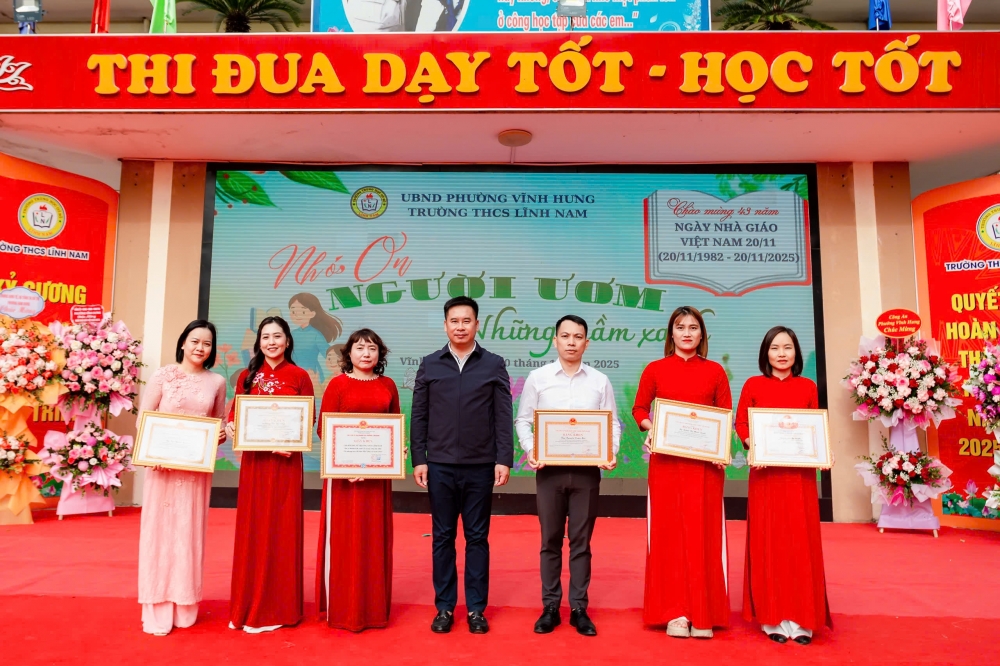 Thầy và trò THCS Lĩnh Nam kỷ niệm 43 năm Ngày Nhà giáo Việt Nam