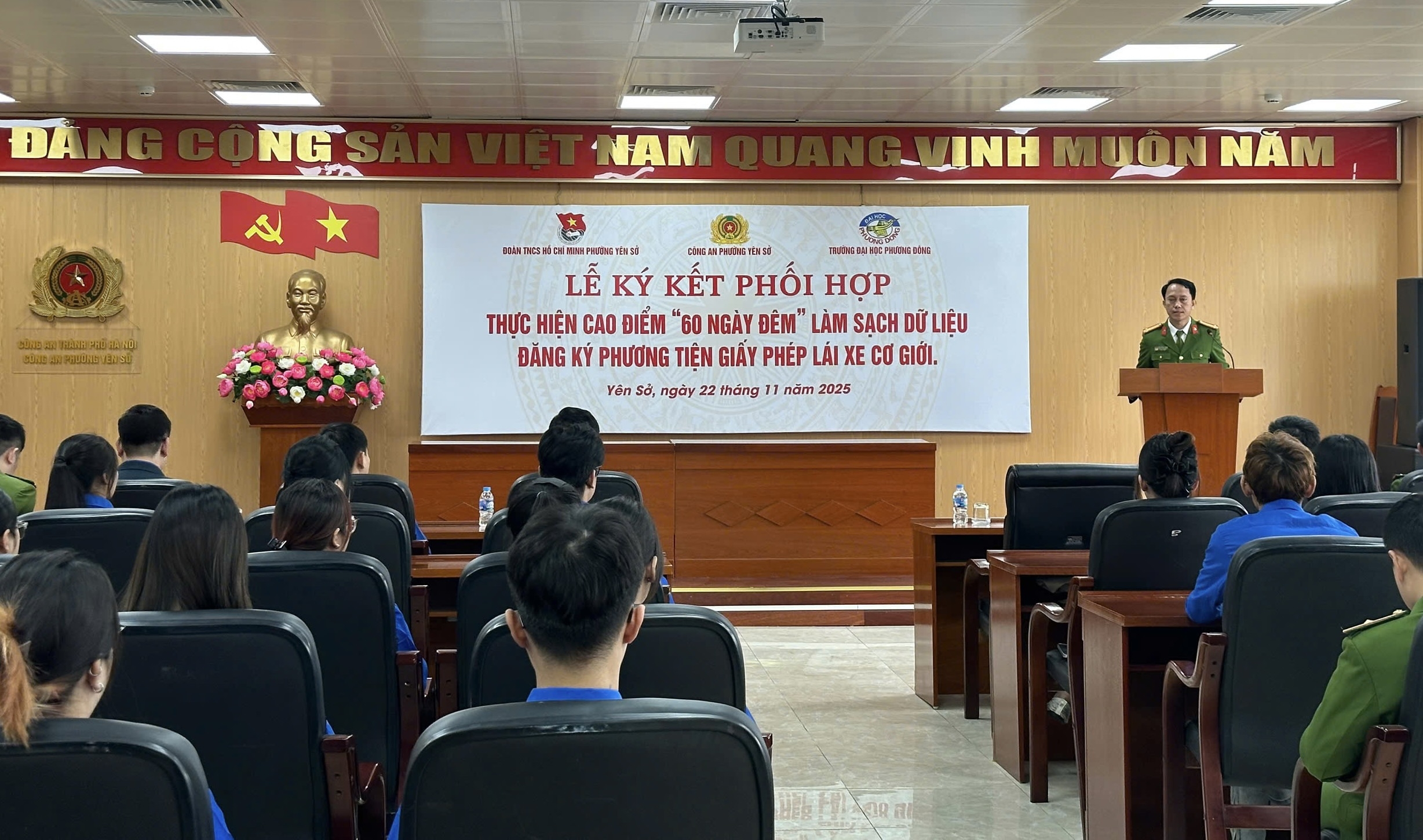 Đoàn viên, thanh niên phường Yên Sở tham gia cao điểm làm sạch dữ liệu phương tiện